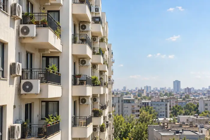 Unitate exterioara: fatada de bloc cu unitati exterioare, vedere spre oras
