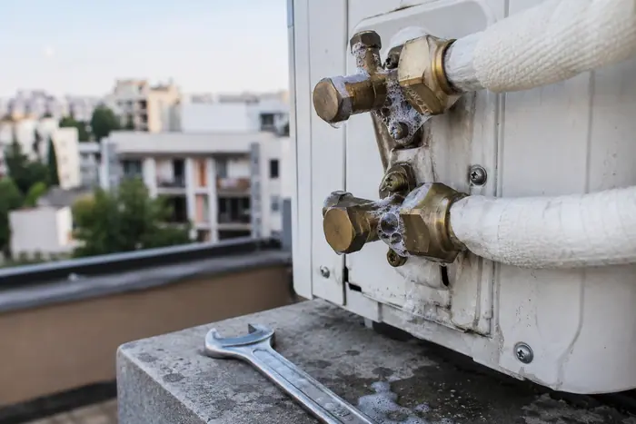 Revizie pe contract: detaliu exterior gheata izolatie racorduri