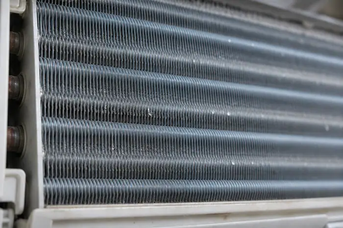 Curatare sub husa: evaporator curat cu picaturi fine