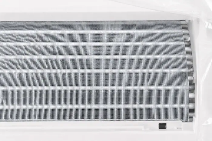 Curatare sub husa: evaporator din aluminiu, curat si umed