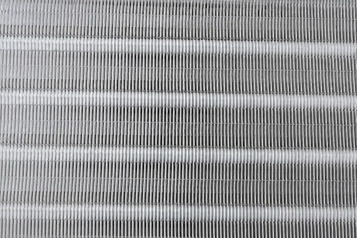 Curatare sub husa: aripioare de evaporator curatate cu picaturi
