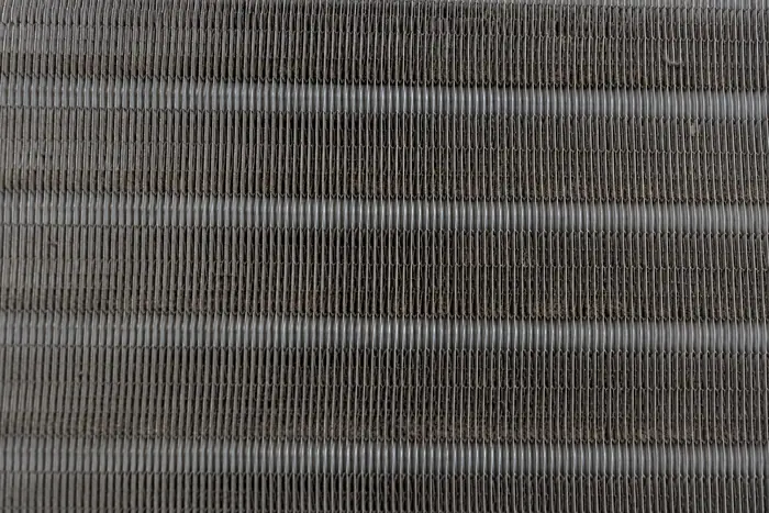 Curatare sub husa: aripioare de evaporator cu praf fin