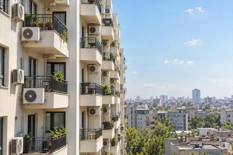 Unitati exterioare pe fatada unui bloc din Bucuresti, vara